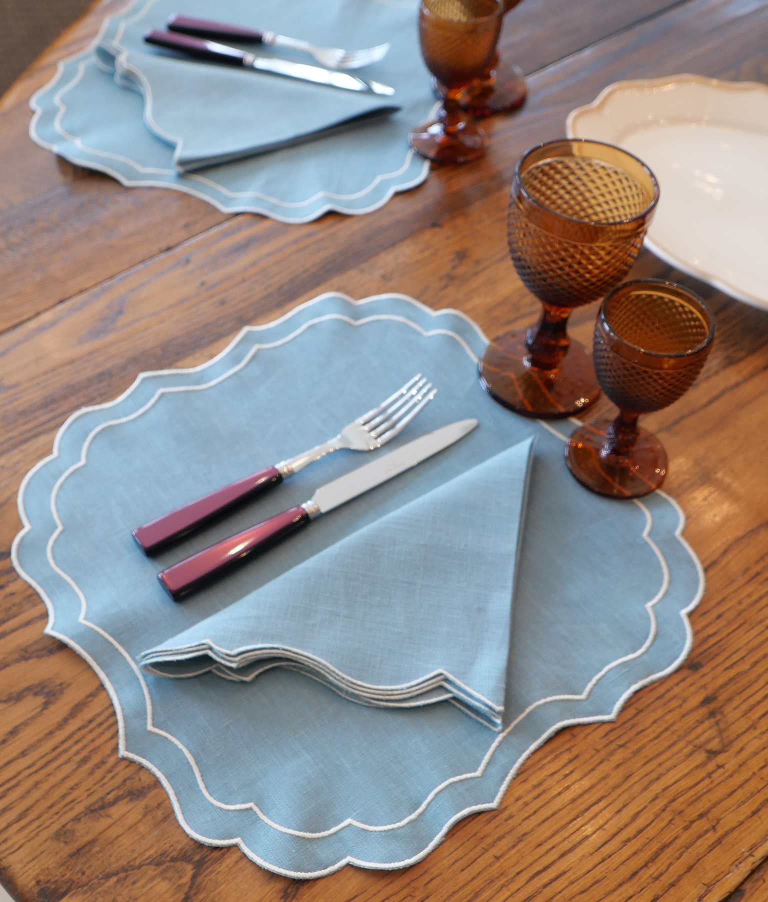 Solesmes / Ivory Scalloped Linen Placemats