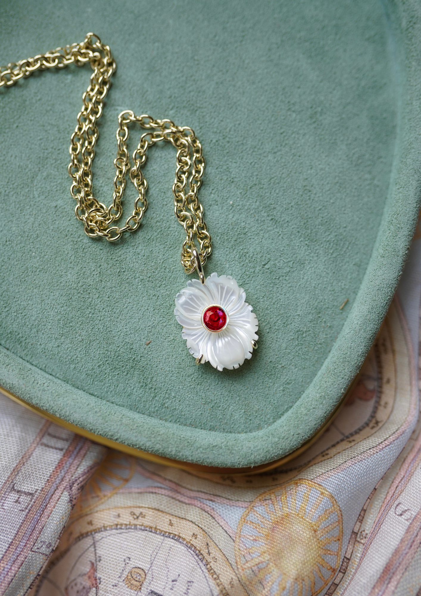 GOLD CHAIN WITH MOTHER OF PEARL JULY CHARM
