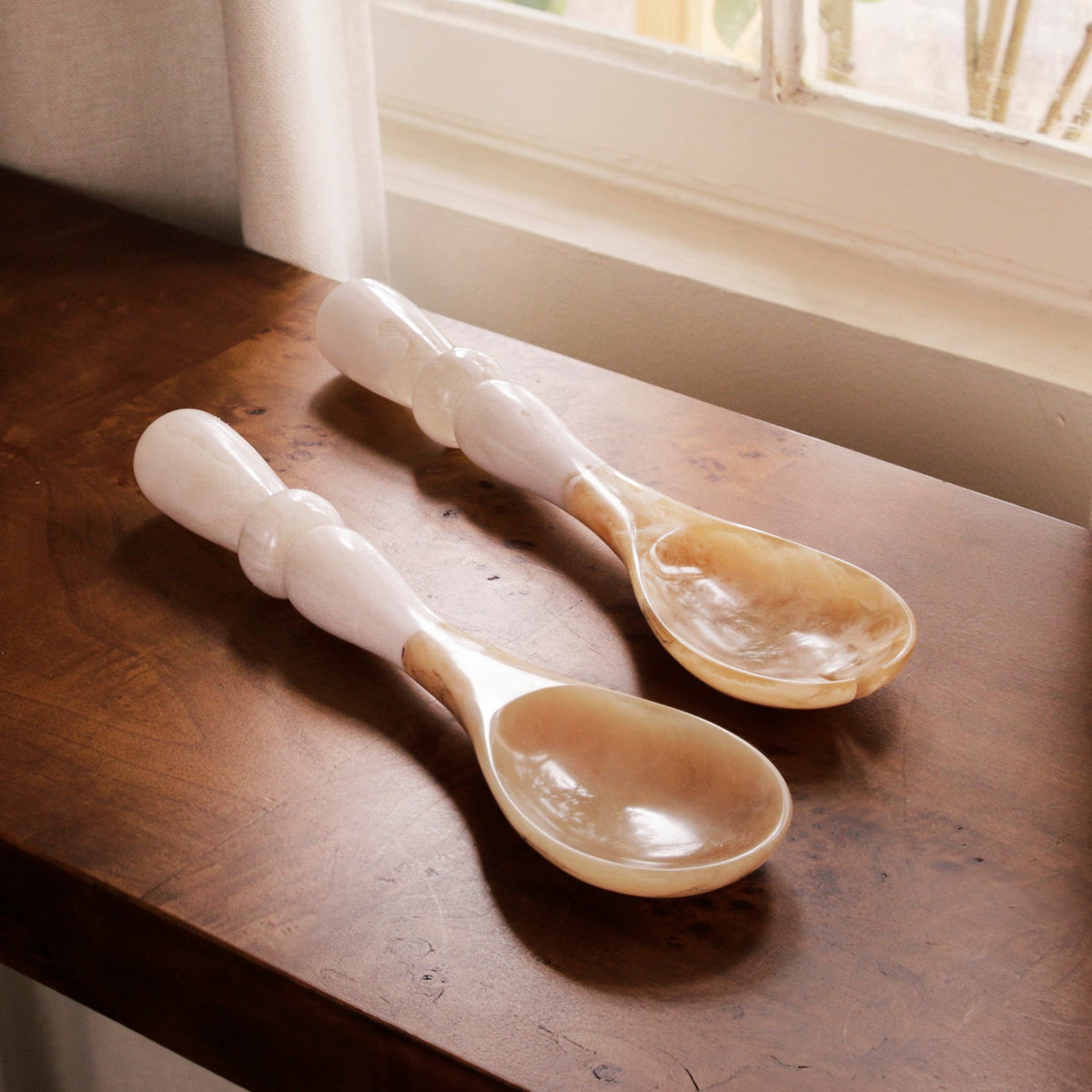 RESIN Alabaster Salad Servers - White Swirl