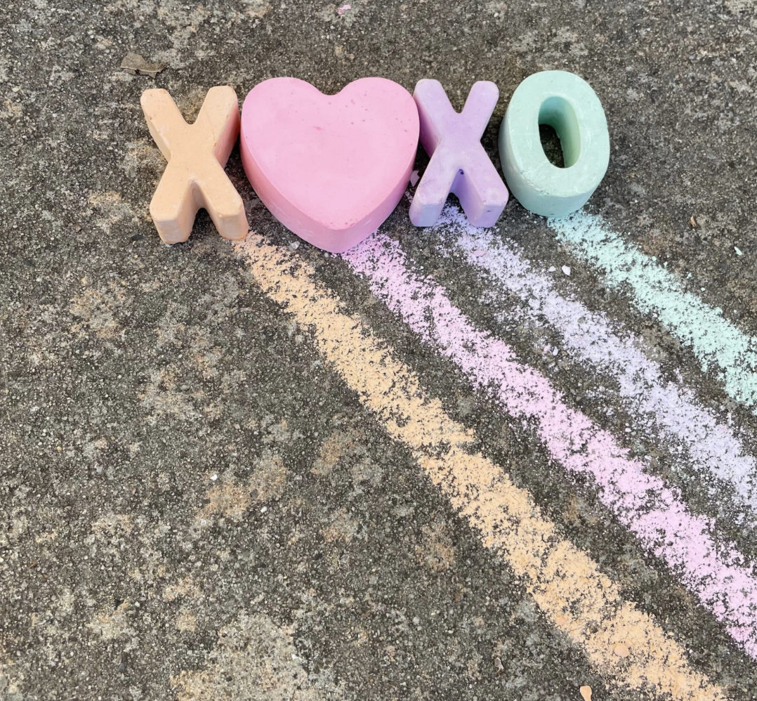 Twee XOXO Sidewalk Chalk